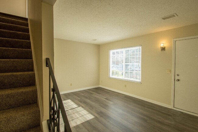 Foto del edificio - 221 Peppertree Ln