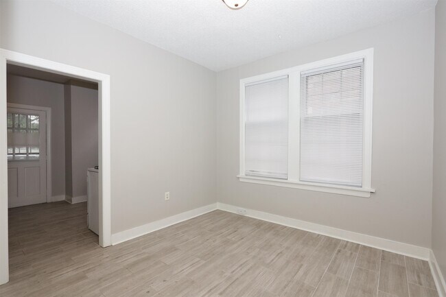 Foto del edificio - 2367 Forrest Ave