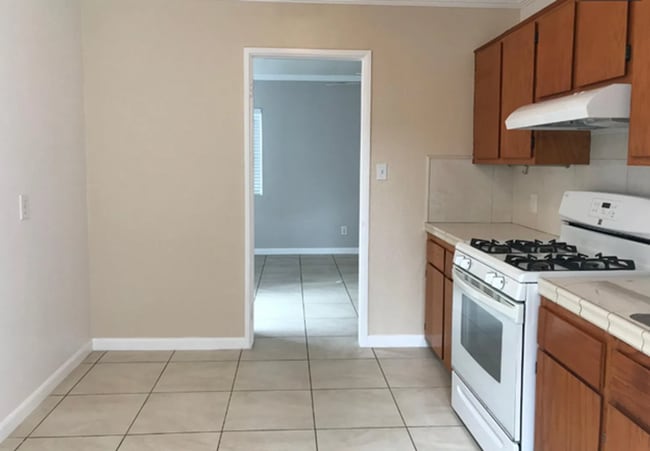 Building Photo - 2-bedroom Detached House w/ Gated Driveway!