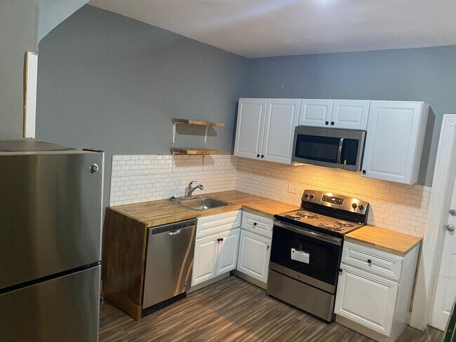 Foto del edificio - ? Available 11/1 – Renovated 4-Bedroom Hom...