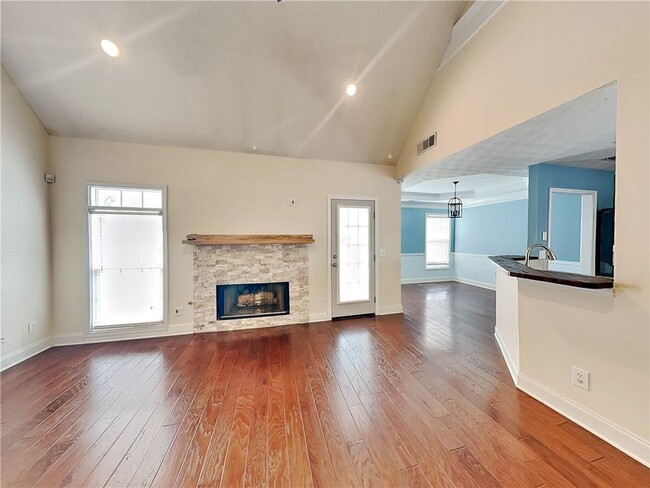 Building Photo - 17 Derby Way NE