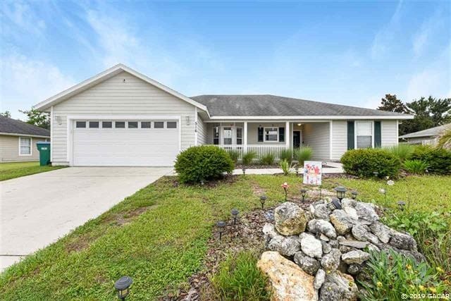 Primary Photo - Beautiful 3/2 in Newberry Oaks