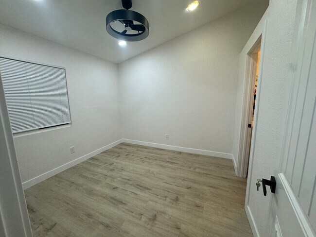 Foto del edificio - 1565 Joanne St