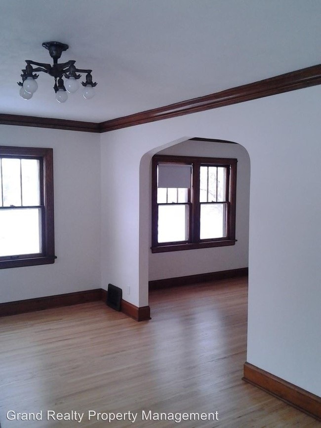 Building Photo - 739-741 N Albert St