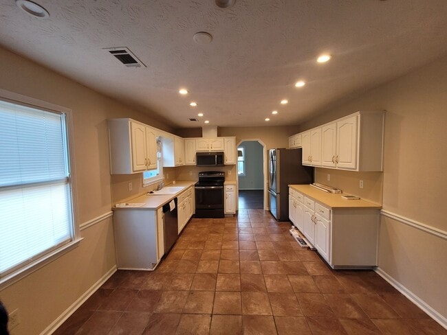 Foto del edificio - 4 bedroom 2 bath