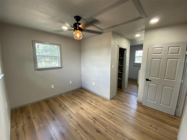 Building Photo - 127 Clearview Dr