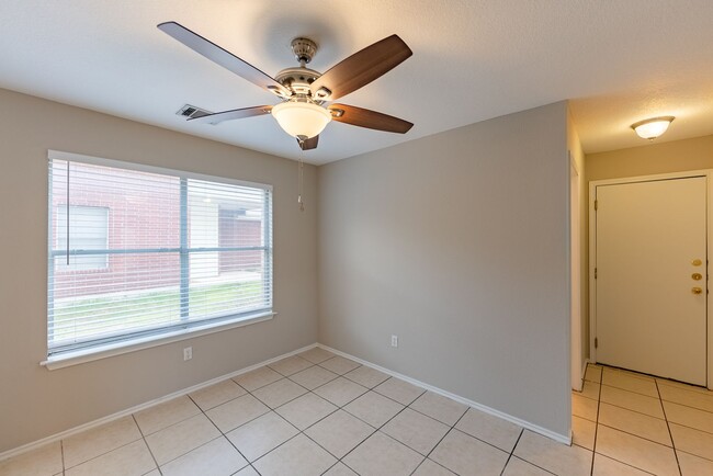 Building Photo - Sunny and Open 3 bedroom, 2.5 bathroom Hom...