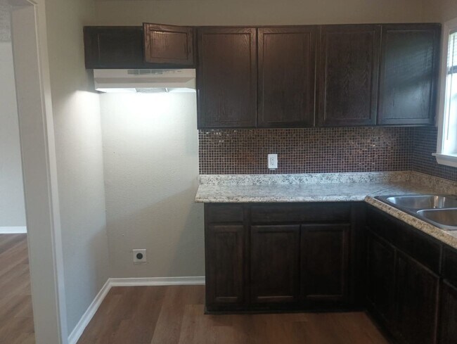 Building Photo - 3 Bedroom - Move in Ready and priced to go!