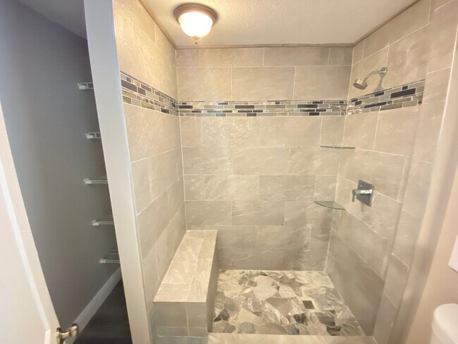 Building Photo - Nice 3 bedroom 2 bathroom House with Scree...