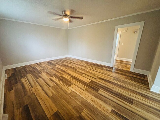 Foto del edificio - AVAILABLE NOW- Renovated in Rosewood!