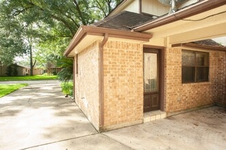 Building Photo - 2704 Pineneedle Ln Building Photo - 2704 Pineneedle Ln