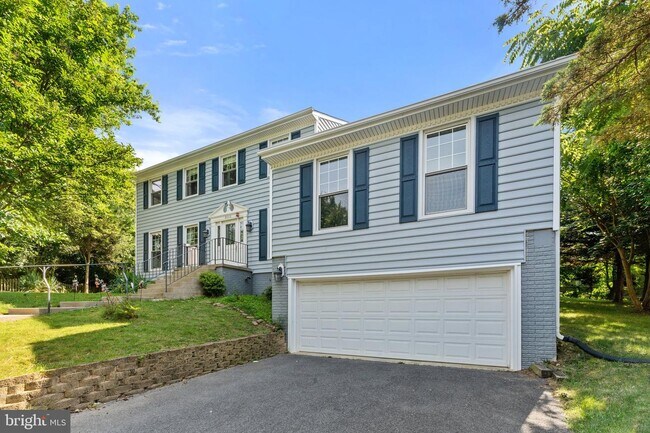 Building Photo - 8000 Sandburg Ct