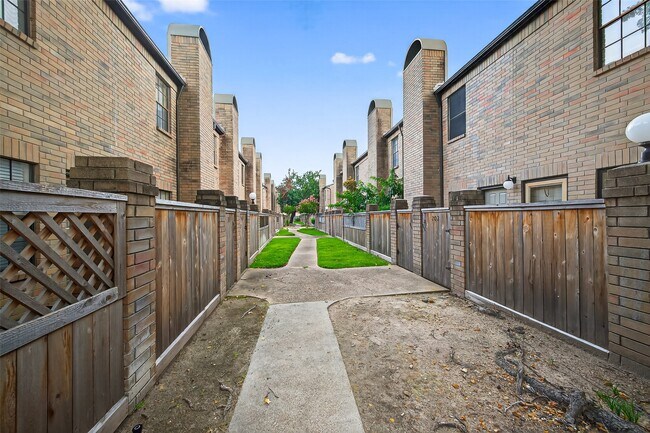 Building Photo - 9850 Pagewood Ln