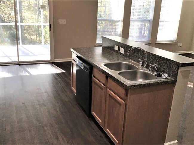 Foto del edificio - 5037 Thornton Dr