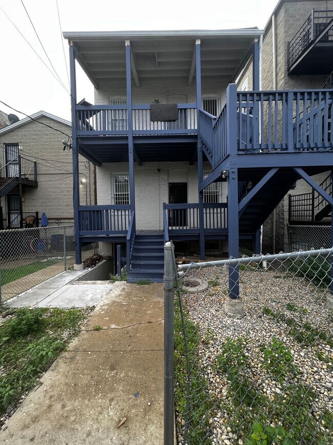 Foto del edificio - 3054 W Jackson Blvd