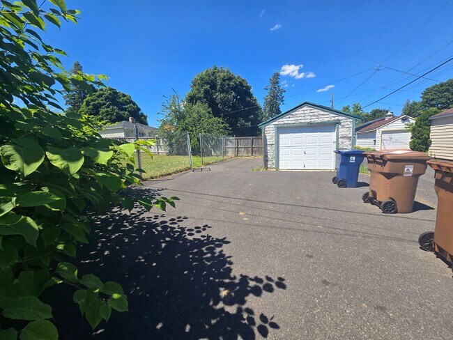 Building Photo - Beautiful North Side Home! Available Now!