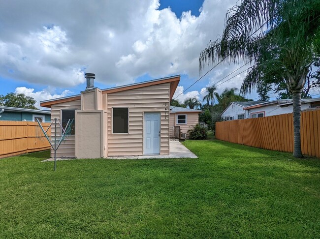 Building Photo - LOCATION, LOCATION, LOCATION w/ INCREDIBLE YARD!