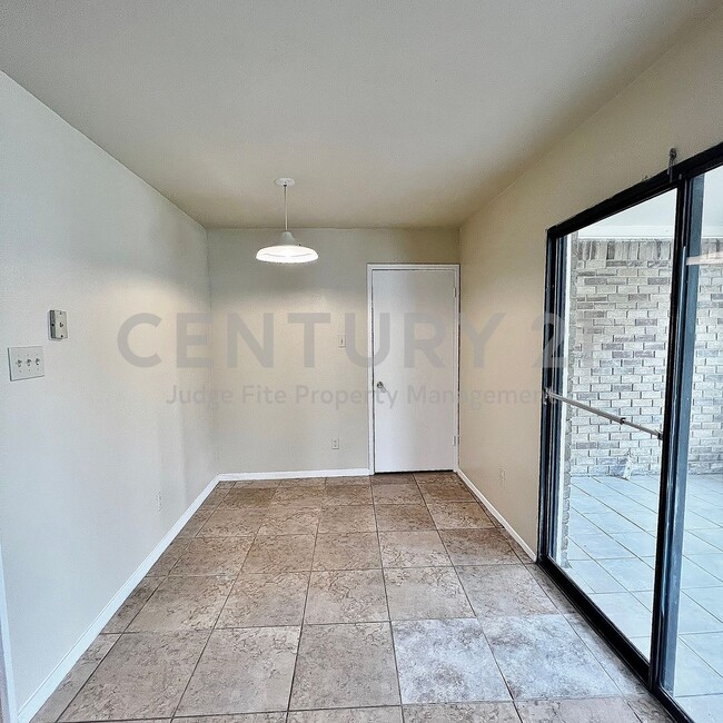 Foto del edificio - Charming 3/2/2 Nestled on Corner Cul-de-sac Lot in S. Grand Prairie For Rent!