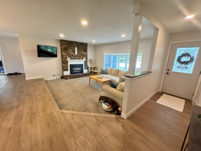 Building Photo - 1030 Sommers St N