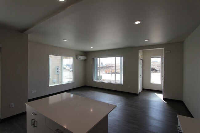 Foto del edificio - Modern design 3 bed, 2.5 bath duplex available 6/10 Cheney