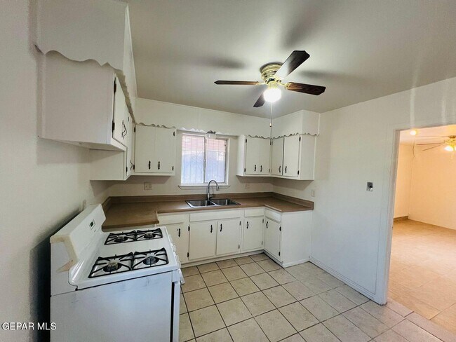 Foto del edificio - 9632 Montwood Dr