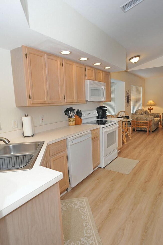 Foto del edificio - OFF-SEASON 2026 : 2 Bedroom 2 Bath Furnished Rental in Vanderbilt Lakes