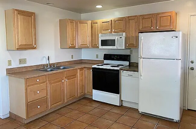Building Photo - 2 Bedroom House with All Appliances and La...