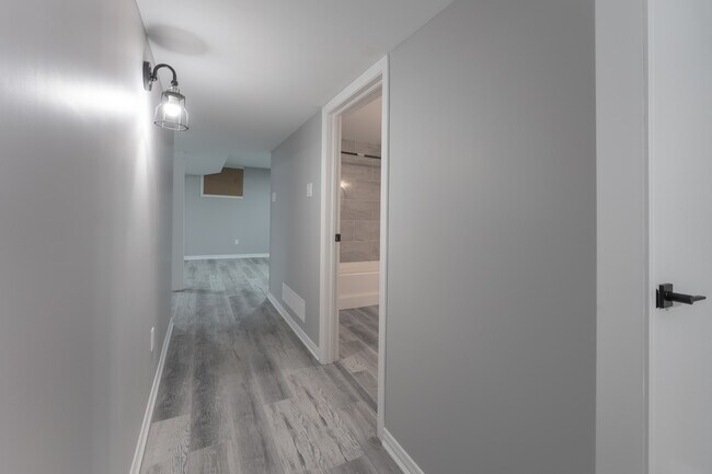 Photo du bâtiment - For Rent – 2 Bed / 1 Bath Basement Unit in...