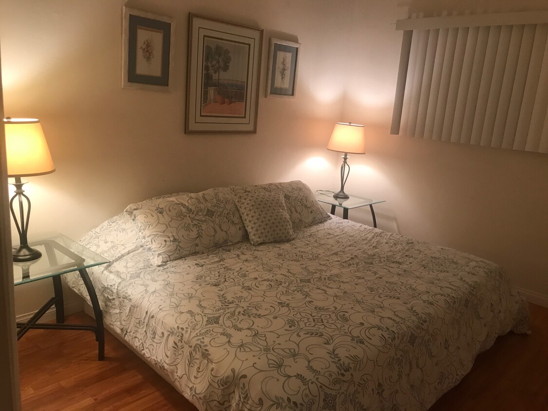 MASTER BEDROOM WITH HIGH CEILING - 623 Sunfish Way