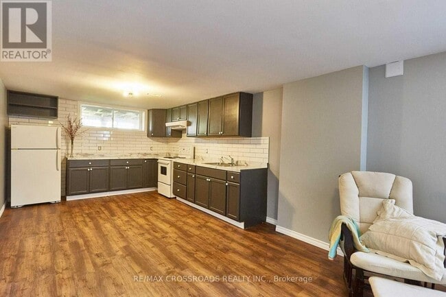 Building Photo - 904 Crocus Crescent