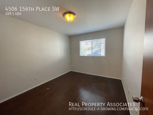 Building Photo - Pet Friendly, Spacious 4 bed, 3.5 bath