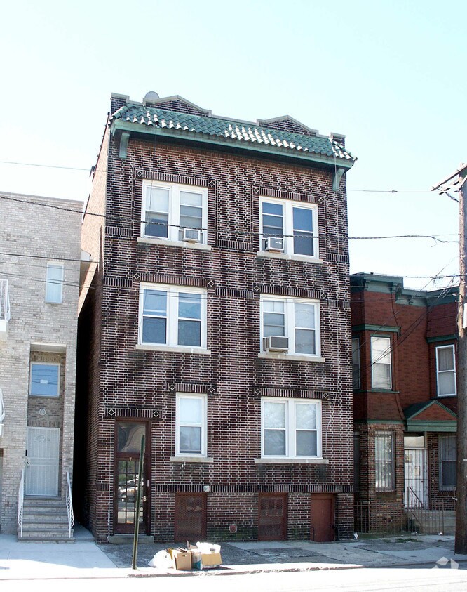Building Photo - 7 Hague St