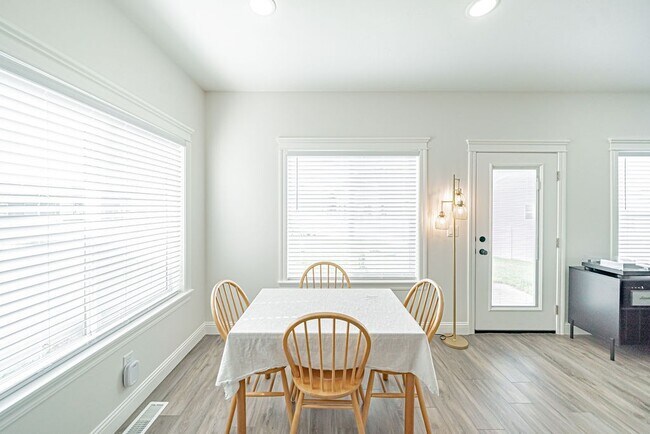 Building Photo - 4725 Witts End Wy