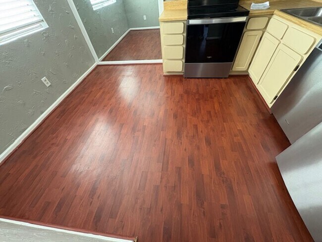 Foto del edificio - Start your Next Chapter!!! 2nd Floor Condo, Close to Shopping and Dining!!!