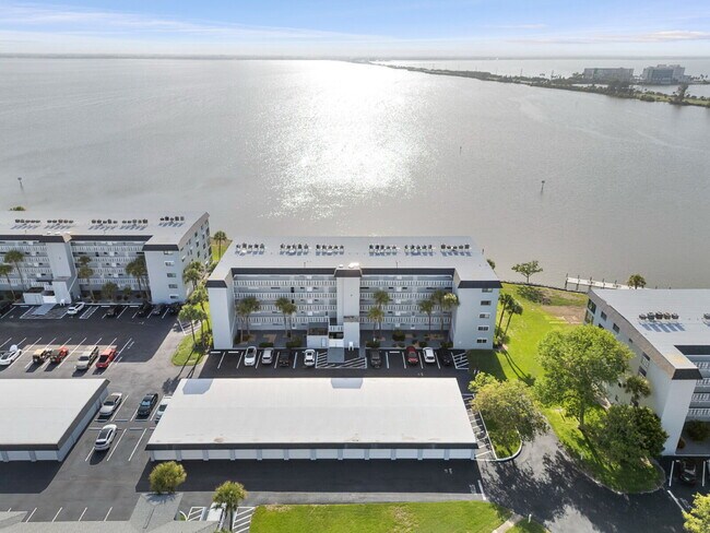 Foto del edificio - Four Seasons River Front Condo