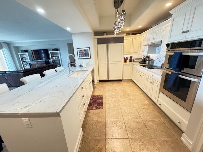 Building Photo - Seasonal/short term 3/2 renovated Ritz Carlton beauty with long water views