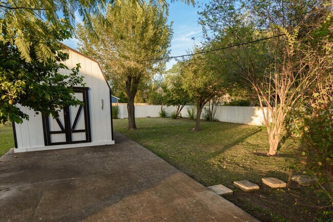 Building Photo - CHARMING 2BD/1BTH HOME ON A LARGE LOT WITH...