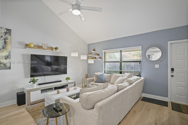 Foto del edificio - 4880 SW 64th Ave