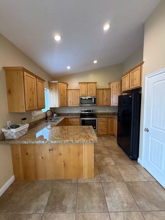 Foto del edificio - Beautiful 6 bedroom Single Family Home
