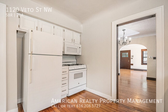 Building Photo - 1120 Veto St NW