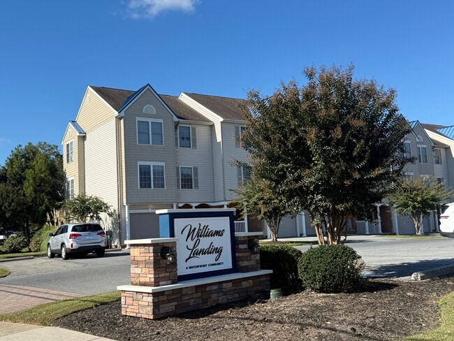 Building Photo - 550 Riverside Dr