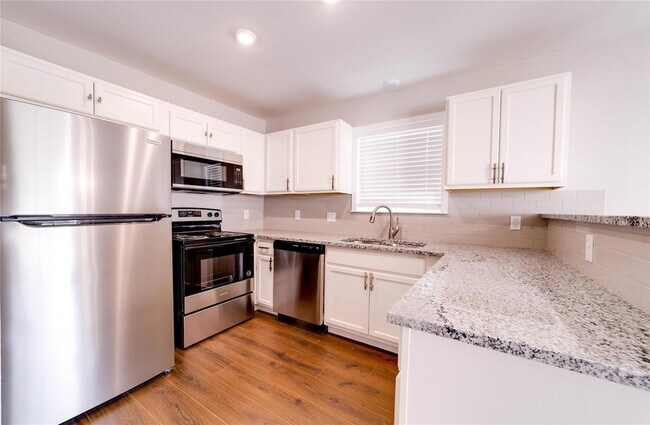 Foto del edificio - 6824 Trail Lake Dr