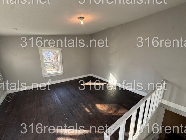 Building Photo - $995 - 3 bed 1 bath - Single Family Home