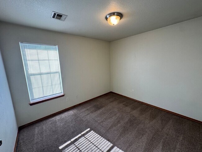 Building Photo - 3 bed in Moore schools new paint, ready fo...