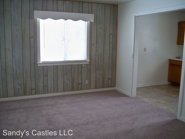 Building Photo - 253 Maple St