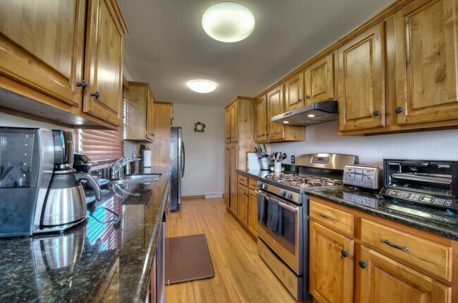 Building Photo - Ski Season Rental! Beautiful home near bus...