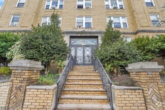Building Photo - 22 St Lukes Pl