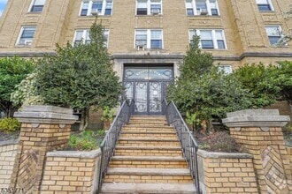 Building Photo - 22 St Lukes Pl