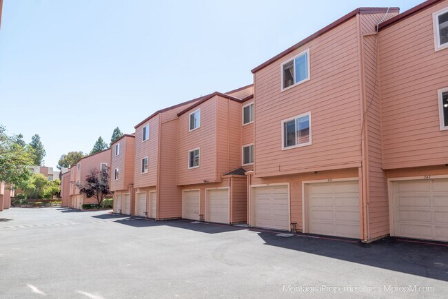 Building Photo - Spacious Townhome - GARAGE - Light and Bri...
