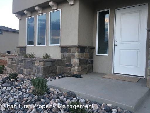 Building Photo - 4 br, 2.5 bath House - 3195 East Livia Dr.